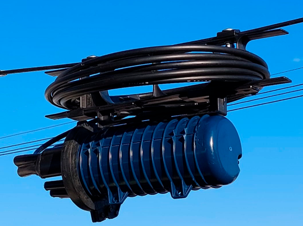 caixa de emenda óptica azul instalada no poste.